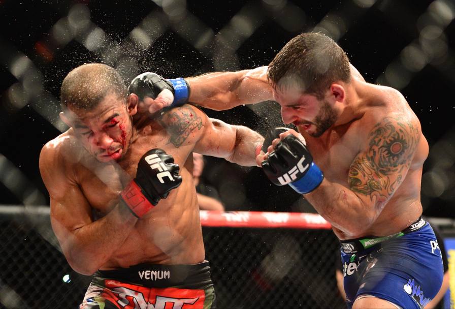 Rio de Janeiro, Brasile: Chad Mendez colpisce al volto Jose Aldo, agli UFC 179 (Reuters)
